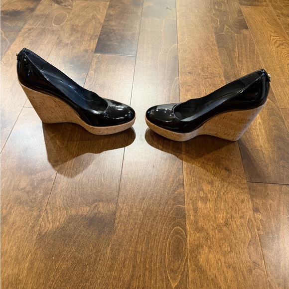 Stuart Weitzman Women's Corkswoon Wedge Pump, Black Patent, Size 8.5 M - Picture 5 of 11